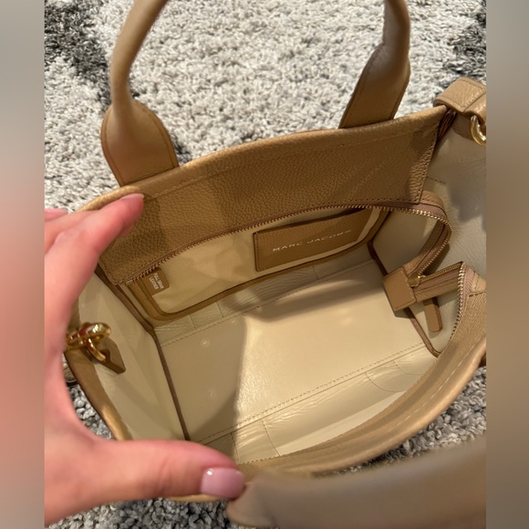 Marc Jacobs Small The Leather Small Tote - Picture 4 of 9